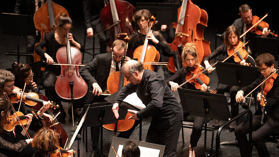 le chef d'orchestre mène l'ensemble