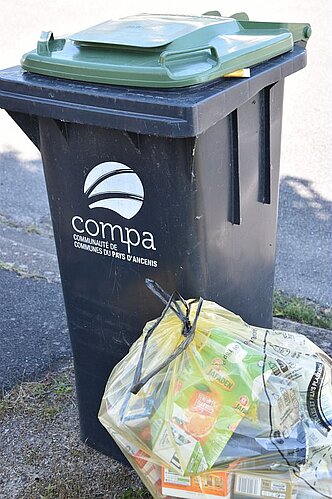 Bac déchets et sac jaune