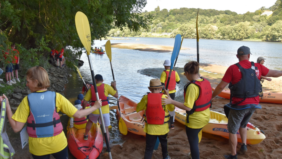 Des enfants avec des canoës sur les bords de Loire