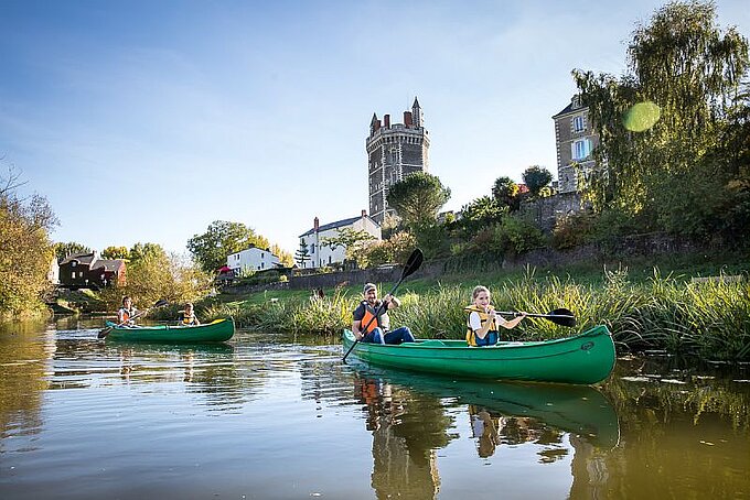 Une famille en canoë sur la rivière le Hâvre