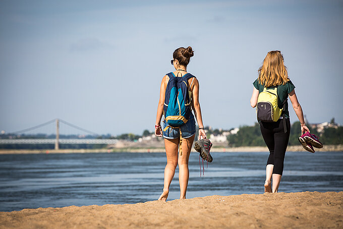 Randonneuses sur une plage de Loire