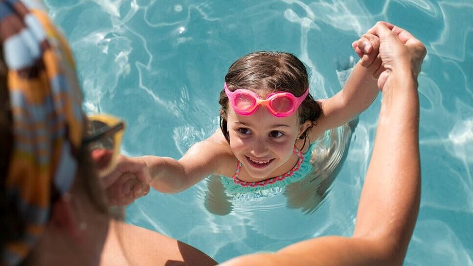 Une enfant dans la piscine