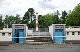 Façade de la piscine Alexandre Braud à Vallons-de-l'Erdre