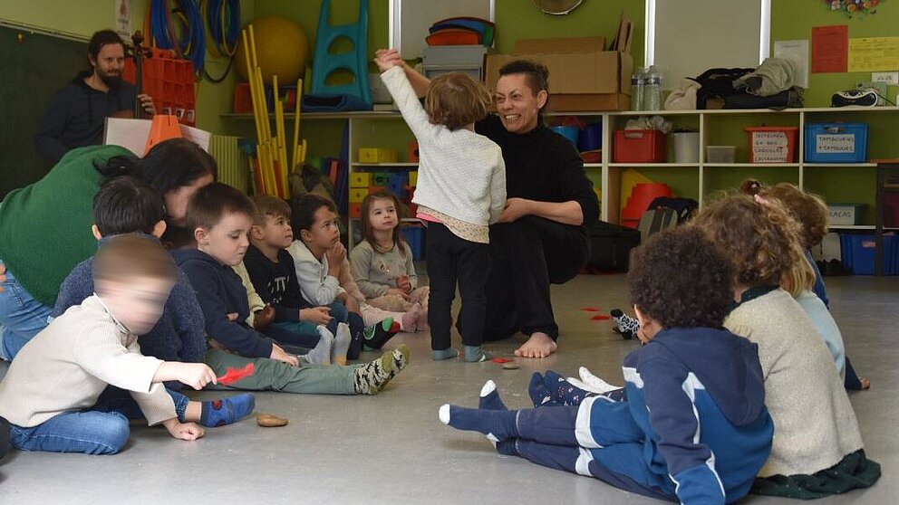 Atelier artistique avec des élèves de maternelle