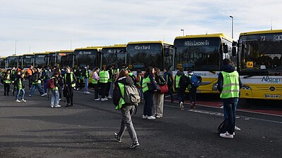 Des élèves devant les cars à la gare routière nord à Ancenis-Saint-Géréon