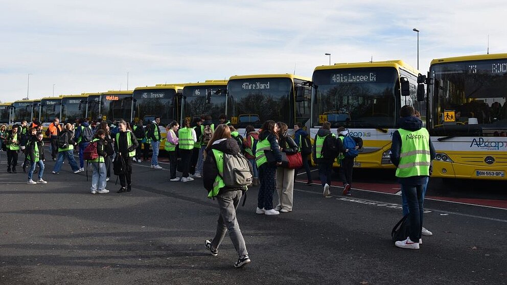 Des élèves devant les cars à la gare routière nord à Ancenis-Saint-Géréon