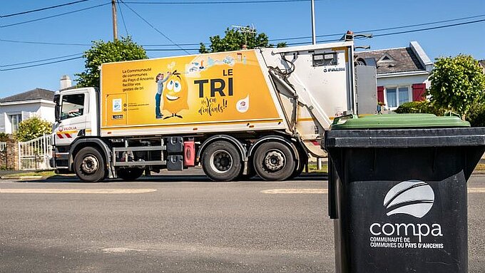 Camion de collecte en porte-à-porte des déchets