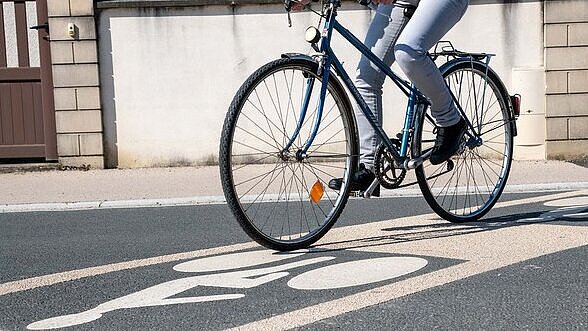 Vélo sur une piste cyclable