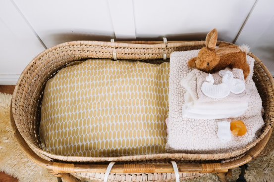 Couffin avec doudou et layette bébé