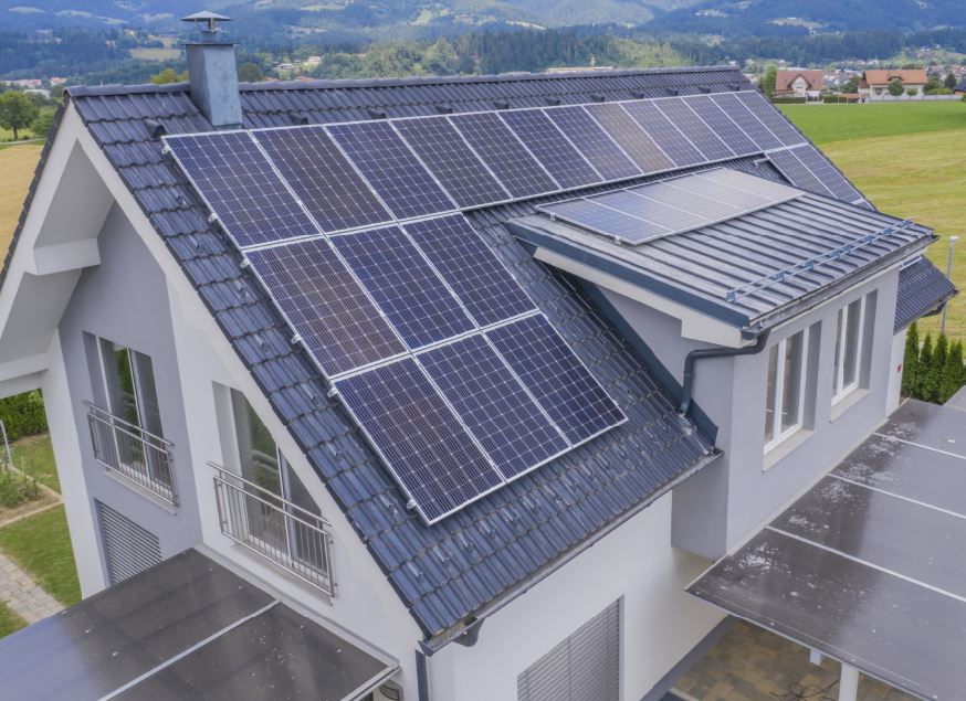 Panneaux photovoltaïques sur le toit d'une maison