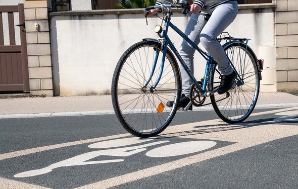 Vélo sur une piste cyclable